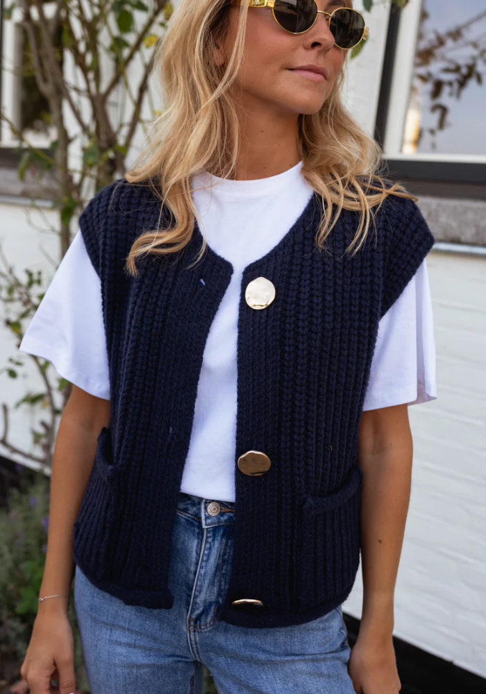 FENJA™ | THE STYLISH LAYERING KNIT VEST